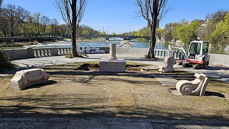 Eine romantische Ruine mit B&uuml;ste soll hier entstehen.