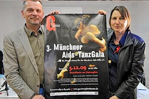 Stadtrat Thomas Niederbühl (Rosa Liste) und Marion Hölczl werben für die Benefiz-Tanzgala am 5. Dezember.