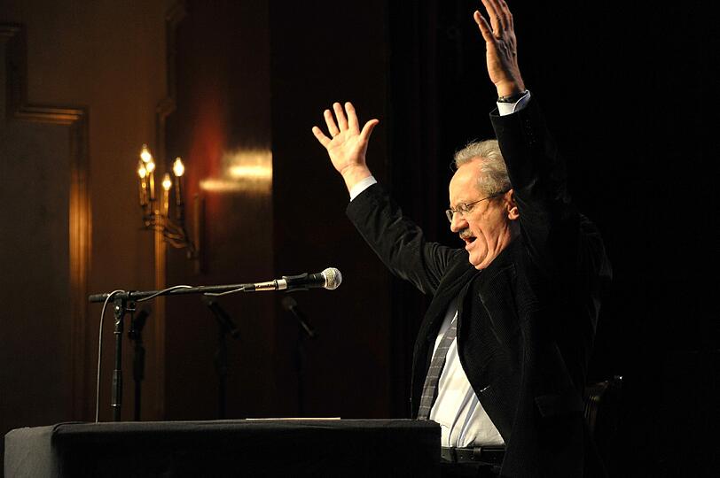 Expressive Gestik: OB Christian Ude bei der Hommage an seine Mutter.
