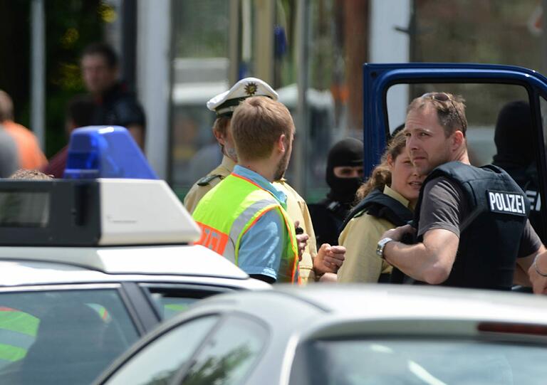 Amok-Alarm an der Lindenschule im bayerischen Memmingen: Nachdem 280 Schüler und ihre Lehrer sich Dienstagmittag nach Schussgeräuschen in den Klassenzimmern eingeschlossen hatten, werden die Schüler mit einem Bus von der Schule weggefahren. Die Polizei durchsucht das Gebäude und fahndet nach einem Achtklässler, der nach Zeugenaussagen mit zwei Waffen hantiert haben soll. Ein Schuss soll gefallen, aber niemand verletzt worden sein.