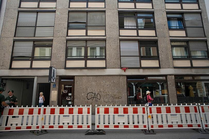 Neue Bilder aus Schwabing: Noch immer sieht es in den Wohnungen aus wie nach einem Anschlag. Die AZ hat sich umgesehen.