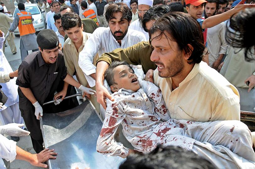 Viele Verletzte und Tote nach einem Anschlag auf einen Markt nahe Peshawar im Nordwesten Pakistans. Foto: Arshad Arbab