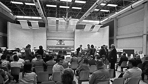 Blick in den Zuschauerraum des Gerichtssaals vor Prozessbeginn am 21.05.1975 in der Mehrzweckhalle in Stuttgart-Stammheim. Dort begann der Prozess gegen die Terroristen Andreas Baader, Ulrike Meinhof, Gudrun Ensslin und Jan-Carl Raspe, den sogenannten harten Kern der Roten Armee Fraktion. Blick in den Zuschauerraum des Gerichtssaals vor Prozessbeginn am 21.05.1975 in der Mehrzweckhalle in Stuttgart-Stammheim. Dort begann der Prozess gegen die Terroristen Andreas Baader, Ulrike Meinhof, Gudrun Ensslin und Jan-Carl Raspe, den sogenannten harten Kern der Roten Armee Fraktion.