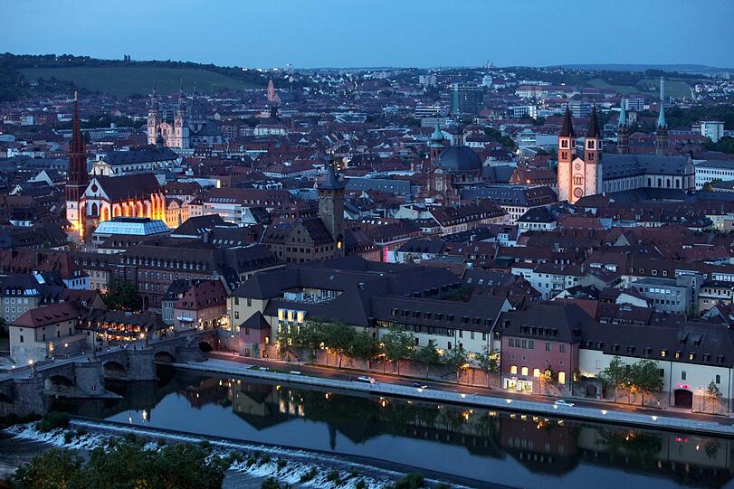 In WÜRZBURG heißt es ebenfalls: Engpass. Trotz gut 3500 Wohnheimplätzen reicht das Angebot nicht. 30 000 Studierende sind in Würzburg eingeschrieben, Tendenz steigend. &bdquo;Im September und Oktober ist die Lage schon sehr angespannt&ldquo;, sagt Georg Wagenbrenner von der Stadtverwaltung. Deshalb versuchen auch hier Stadt und Studentenwerk, private Vermieter zu motivieren, an Studenten zu vermieten. Bislang mit mäßigem Erfolg. Zuletzt standen gerade einmal 16 Zimmer auf der Liste der Wohnungsvermittlung des Studentenwerks. Um dem Ansturm gerecht zu werden, ist bereits eine Notunterkunft eröffnet worden.