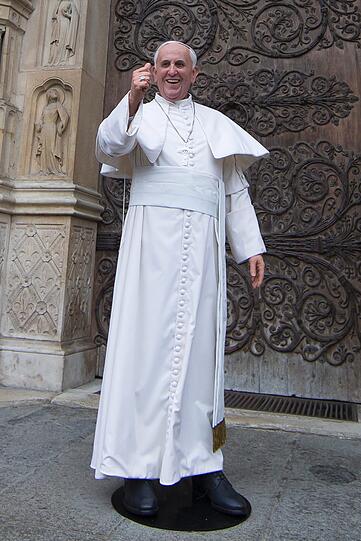 Die Wachsfigur von Papst Franzikus wurde vor der Kathdrale Notre-Dame in Paris der Öffentlichkeit präsentiert