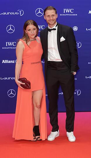 Benedikt Höwedes und seine Frau Lisa kennen sich seit 13 Jahren. Im vergangenen Juni wurde geheiratet.