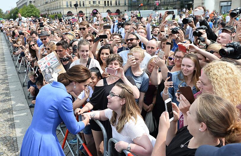 Herzogin Kate inmitten der jubelnden Royal-Fans