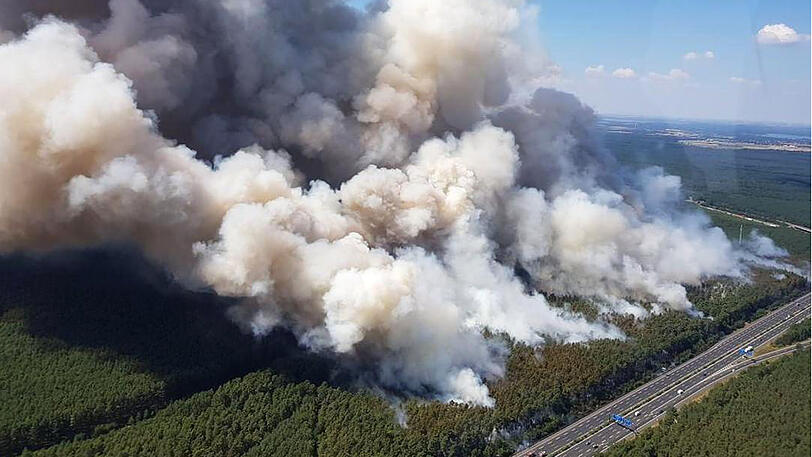 Ein Bild aus dem Polizeihubschrauber zeigt die gewaltigen Ausmaße des Brandes.