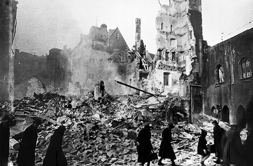 München 1945: Der Blick auf das zerstörte Alte Rathaus &ndash; vom Turm steht nur noch die halbe Fassade.