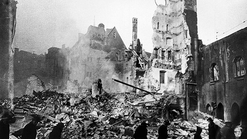 München 1945: Der Blick auf das zerstörte Alte Rathaus – vom Turm steht nur noch die halbe Fassade. München 1945: Der Blick auf das zerstörte Alte Rathaus – vom Turm steht nur noch die halbe Fassade.