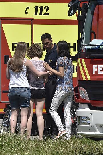 In der Garage des Gymnasiums brannten drei Autos. Die Bilder vom Feuerwehreinsatz.