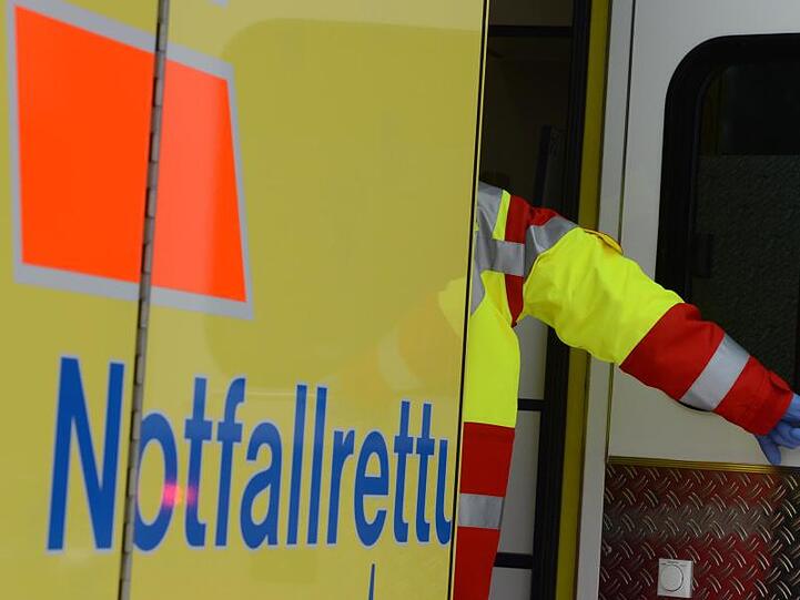 Ein Rettungsassistent steigt in einen Rettungswagen. Foto: Jens Kalaene/zb/dpa