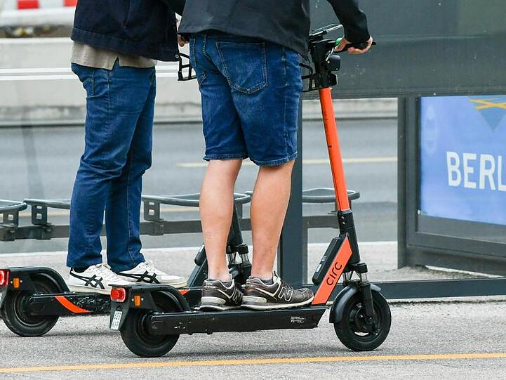 E-Scooter fahren durch Berlin.