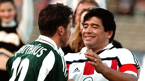 Diego Armando Maradona (r) hier im Bayern-Trikot mit Lothar Mathäus bei dessen Abschiedsspiel in München am 26. Mai 2000.
