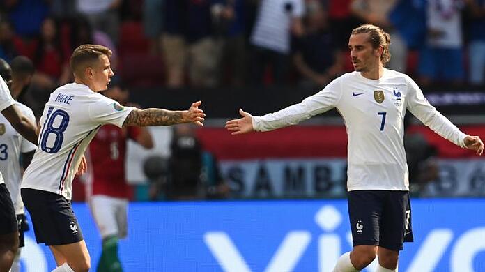 Frankreichs Torschütze Antoine Griezmann (r) und Lucas Digne klatschen sich nach dem Tor zum Ausgleich ab.