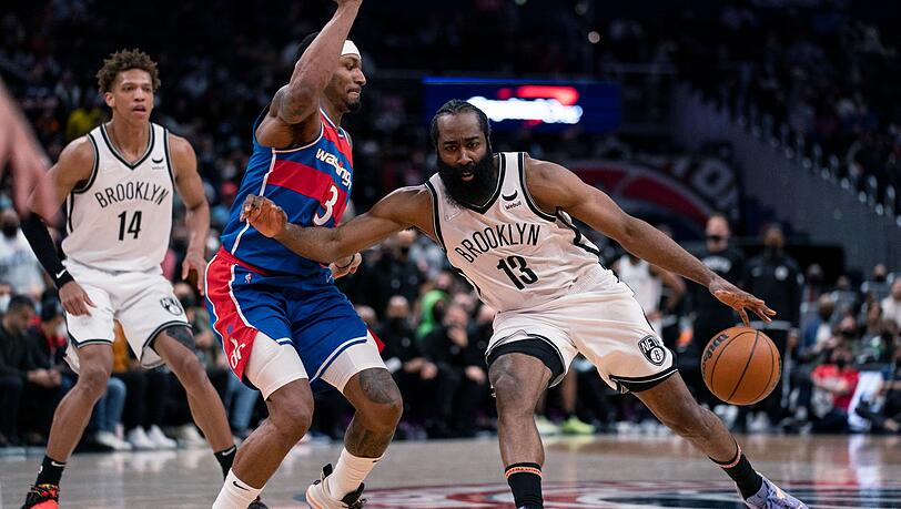 James Harden (r) wechselt Berichten zufolge von Brooklyn nach Philadelphia.