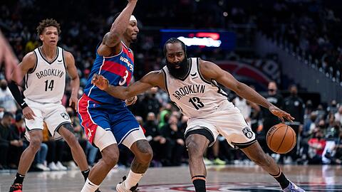 James Harden (r) wechselt Berichten zufolge von Brooklyn nach Philadelphia.