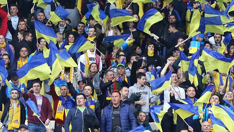 Ukrainische Fans während der EM-Qualifikation gegen Portugal im Jahr 2019.