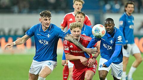 N&uuml;rnbergs Jungst&uuml;rmer Piet Scobel (m) hat viel Gegenwehr.