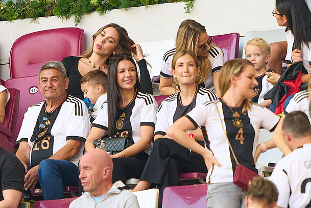 Laura Hofmann an der Seite anderer Spielerfrauen im November 2022 bei der Fußball-WM in Katar. Laura Hofmann an der Seite anderer Spielerfrauen im November 2022 bei der Fußball-WM in Katar.