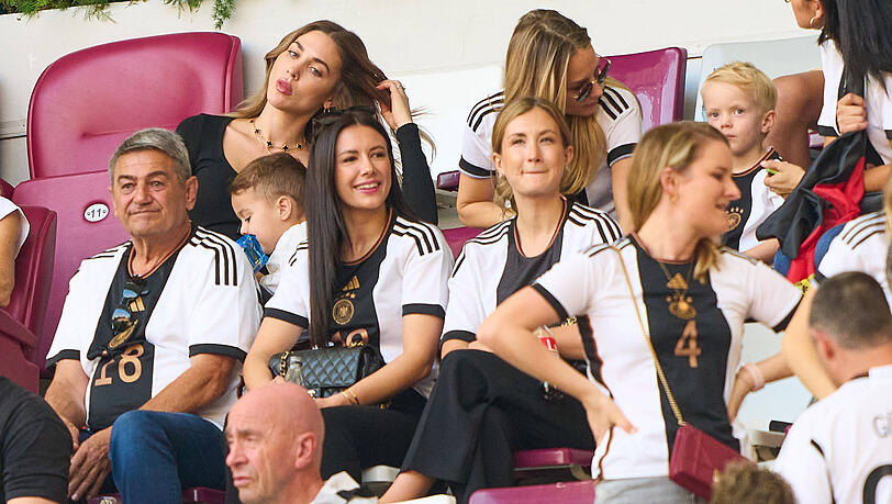 Laura Hofmann an der Seite anderer Spielerfrauen im November 2022 bei der Fu&szlig;ball-WM in Katar.
