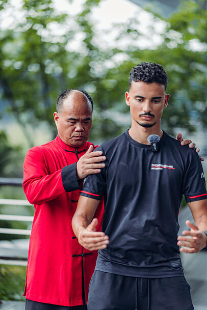 Pascal Wehrlein beim Tai Chi in China.