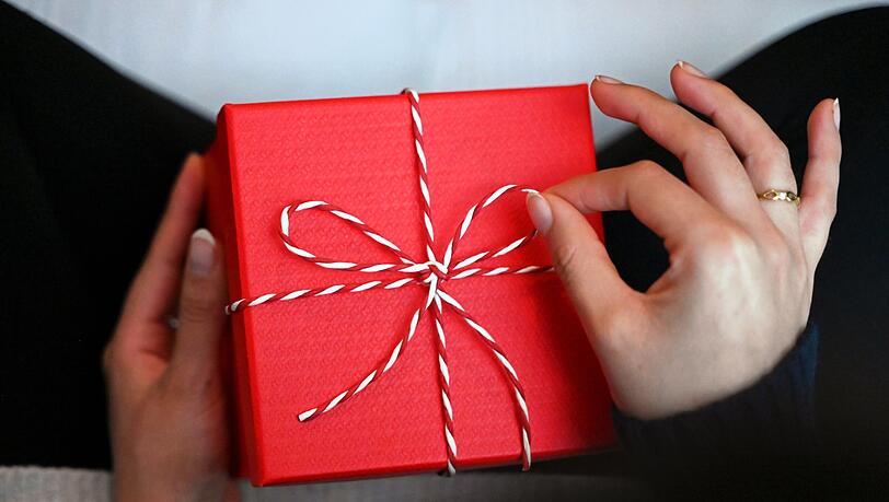 Eine Geschenkbox f&uuml;r sich selbst: Rund 2000 Euro geben die Bundesb&uuml;rger nach einer Umfrage pro Jahr f&uuml;r "Ich-Geschenke" aus.