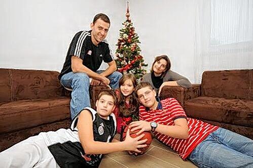 Vorfreude auf die Weihnachtszeit: Papa Aleksandar Nadjfeji mit seinen drei Kindern Nemanja (10), Nevena (8) und Milos (13), sowie Ehefrau Marija (v. l. n. r.).