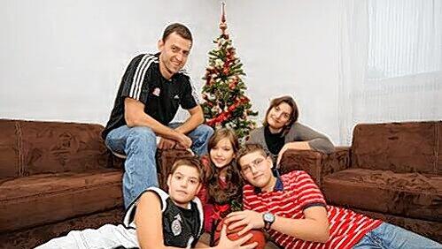 Vorfreude auf die Weihnachtszeit: Papa Aleksandar Nadjfeji mit seinen drei Kindern Nemanja (10), Nevena (8) und Milos (13), sowie Ehefrau Marija (v. l. n. r.). Vorfreude auf die Weihnachtszeit: Papa Aleksandar Nadjfeji mit seinen drei Kindern Nemanja (10), Nevena (8) und Milos (13), sowie Ehefrau Marija (v. l. n. r.).