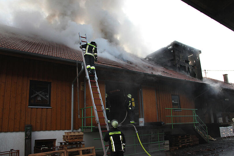 Brand in einer Lagerhalle in St. Wolfgang. Wir haben die Bilder...