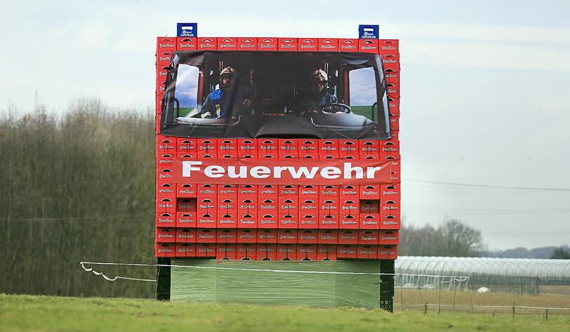 Ein Feuerwehrauto aus 4734 leeren Bierkästen