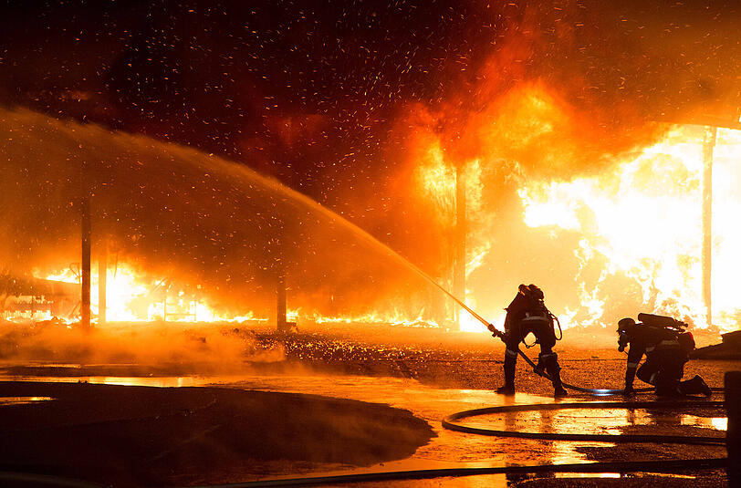 Die Bilder vom Feuerwehreinsatz beim Großbrand der Lagerhalle in Fridolfing.