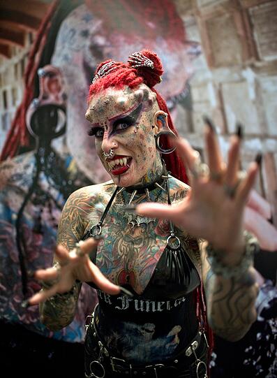 Die Vampirfrau Maria Jose Cristerna ist weltweit bekannt für ihre zahlreichen Veränderungen an ihrem Körper. Besonders auffällig sind ihre Implantate in der Stirn.