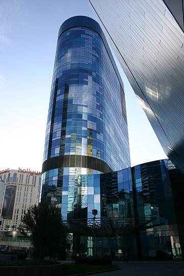 The Harmon Hotel, Las Vegas: Errichtet wurde es für 279 Millionen Dollar, aber Baumängel zwangen die Verantwortlichen dazu, das Gebäude in elliptischer Form zu räumen und letztlich ganz
rückzubauen. Das kostete erneut, Schaden: 400 Millionen Dollar. Zwischenzeitlich wurde es zumindest als XXL-Werbetafel genutzt.