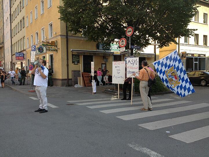 Verhärtete Fronten auf der Schwanthalerstraße: Am Gewerkschaftshaus der DGB demonstrieren Menschen lautstark für und gegen den Verbleib der Non-Citizens.