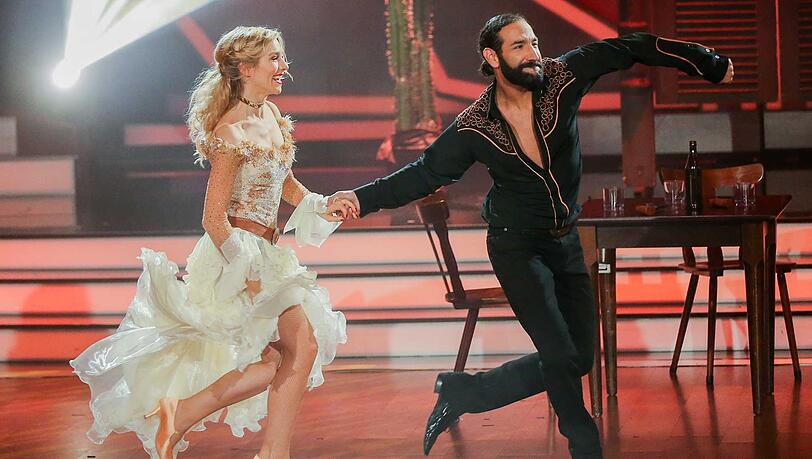 Schauspielerin Julia Dietze und Profitänzer Massimo Sinato bei "Let's Dance". Schauspielerin Julia Dietze und Profitänzer Massimo Sinato bei "Let's Dance".