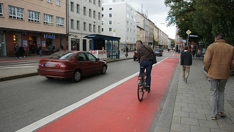 Aktuell sind die rot markierten Radlstreifen in der Fraunhoferstraße noch auf beiden Seiten. Aktuell sind die rot markierten Radlstreifen in der Fraunhoferstraße noch auf beiden Seiten.