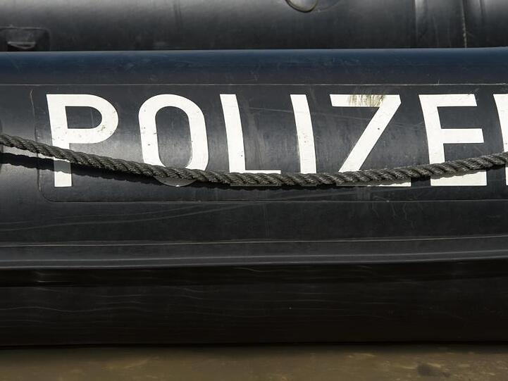"Polizei" steht auf einem Schlauchboot. Foto: Armin Weigel/Archivbild