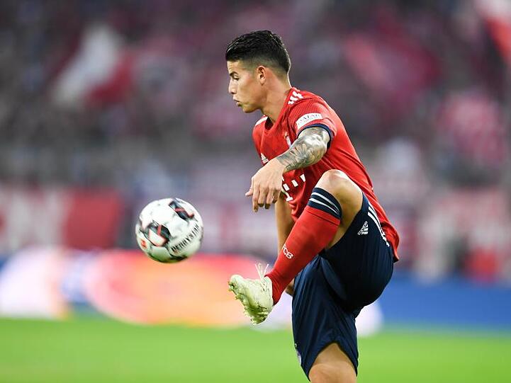James Rodriguez von Bayern spielt den Ball. Foto: Tobias Hase/Archiv
