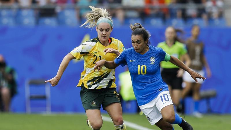 Brasilien-Star Marta (r) im Zweikampf mit Ellie Carpenter aus Australien. Brasilien-Star Marta (r) im Zweikampf mit Ellie Carpenter aus Australien.