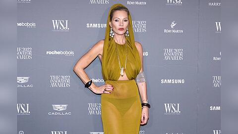 Kate Moss zeigt stolz ihren durchtrainierten Körper.