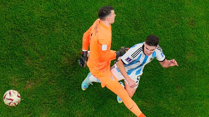 Kroatiens Torhüter Dominik Livakovic (l) foult im Strafraum den Argentinier Julian Alvarez. Kroatiens Torhüter Dominik Livakovic (l) foult im Strafraum den Argentinier Julian Alvarez.