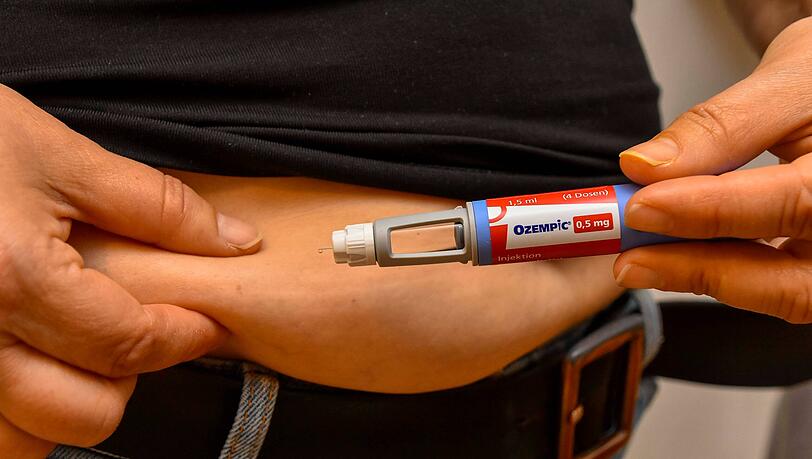 Eine Person injiziert sich die Abnehmspritze Ozempic, die in M&uuml;nchen stark nachgefragt wird.