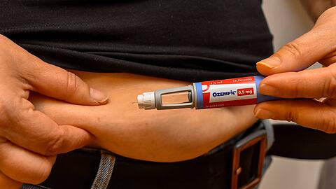 Eine Person injiziert sich die Abnehmspritze Ozempic, die in M&uuml;nchen stark nachgefragt wird.