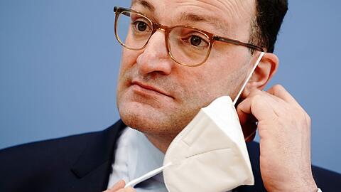 Der damalige Bundesgesundheitsminister Jens Spahn im M&auml;rz 2021 bei einer Pressekonferenz - mit FFP2-Maske, wie es damals &uuml;blich war.