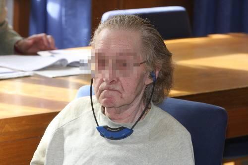 Verfolgte den Prozess gestern mit Kopfhörern: Der unbelehrbare Rentner Klaus R. (67) auf der Anklagebank.