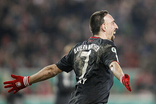 Franck Ribéry bejubelt sein Kopfballtor zum 6:3 in Stuttgart und freut sich auf möglichst viele Titel in 2011.