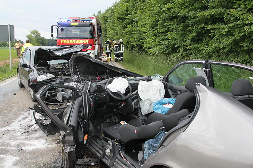 Frontalzusammenstoß: Ein VW und ein Seat krachen im Landkreis Landshut zusammen. Drei Menschen werden verletzt, zwei davon schwer.