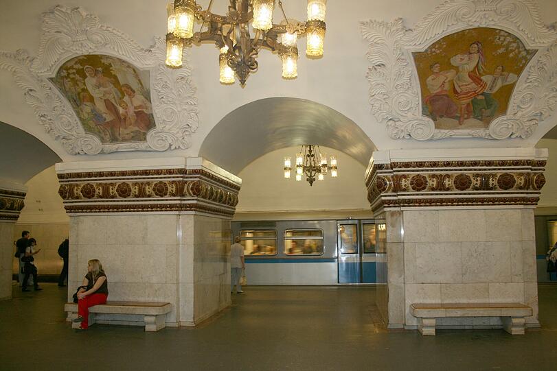 MOSKAU: Moskauer U-Bahn-Stationen sind wahre Kunstwerke, denn Stalin sah sie als &bdquo;Paläste der Arbeiterklasse&ldquo;. In der Moskauer Station Park Pobedy gibt es die vier längsten ununterbrochenen Rolltreppen der Welt mit jeweils 126 Metern Länge für 63 Meter Höhenunterschied. Ein rasantes Vergnügen, denn die Treppen fahren viel schneller als zum Beispiel in Deutschland.