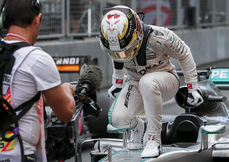 Lewis Hamilton feiert seinen Triumph in Monaco.